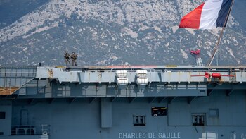 Casi 2.000 marinos del portaaviones