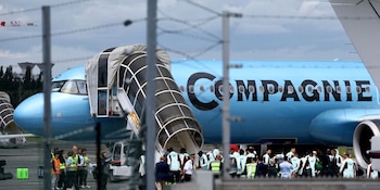 Los internacionales franceses posaron a bordo del Airbus A321 Neo poco antes de su despegue desde el aeródromo de Le Bourget, a las afueras de París (REUTERS)