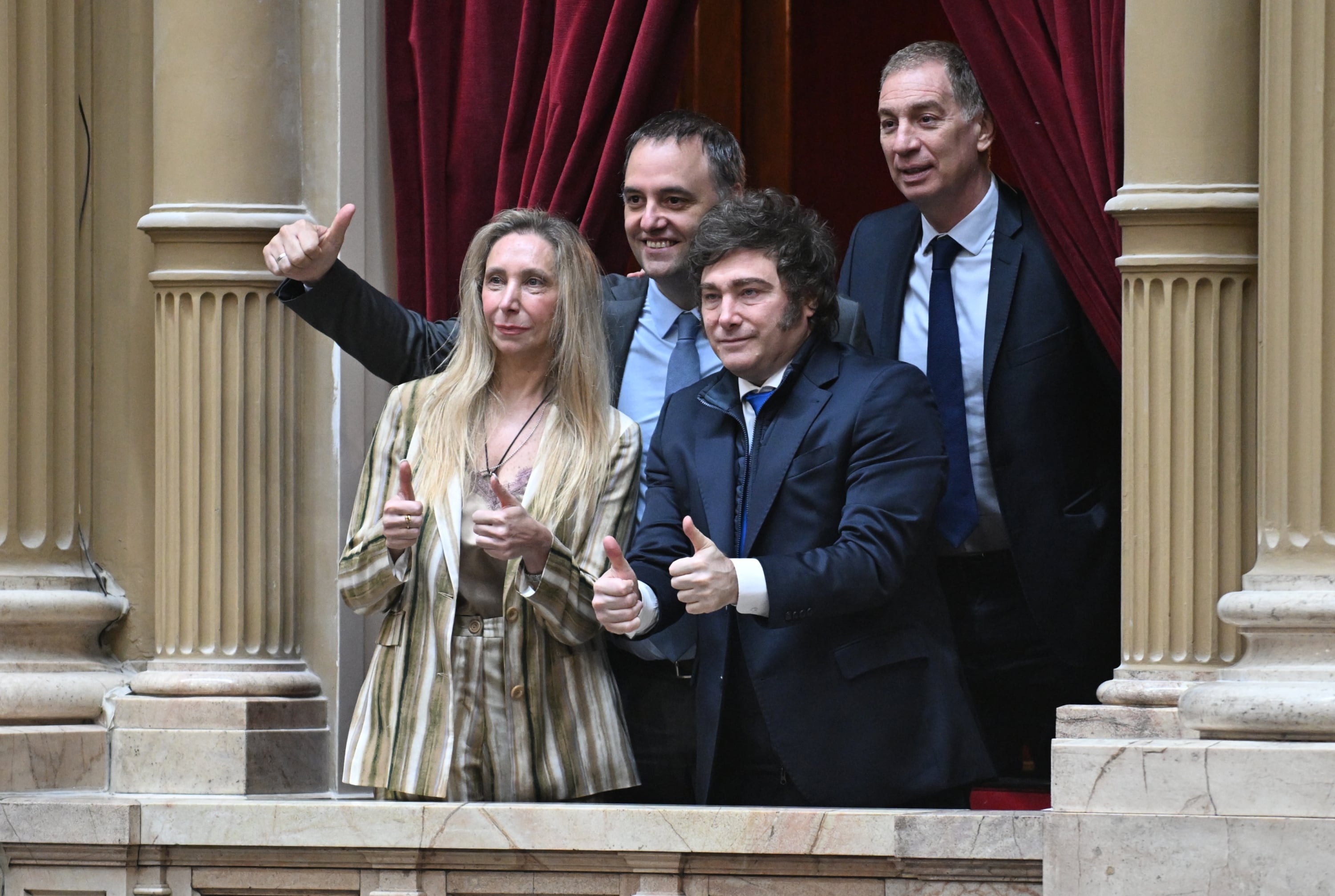 Javier Milei junto a su hermana Karina, Manuel Adorni y Diego Santilli