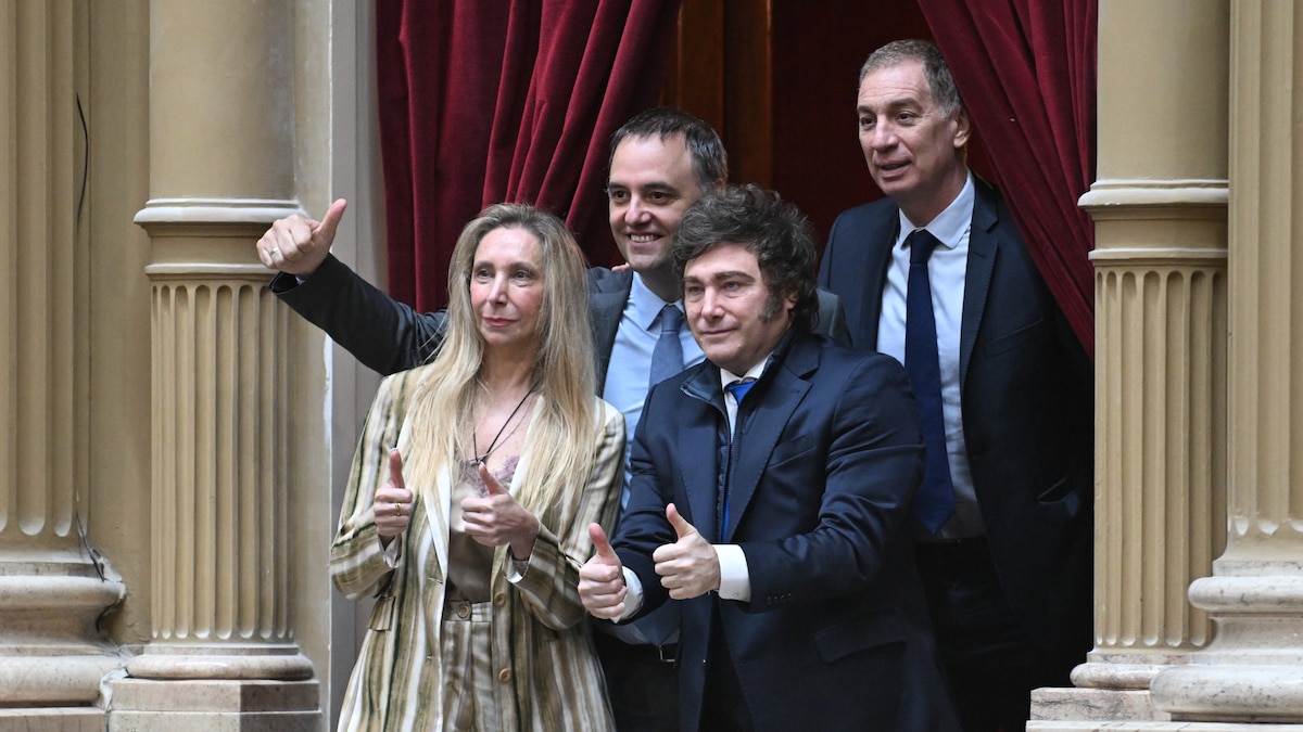 Javier Milei grabando un mensaje por Año Nuevo