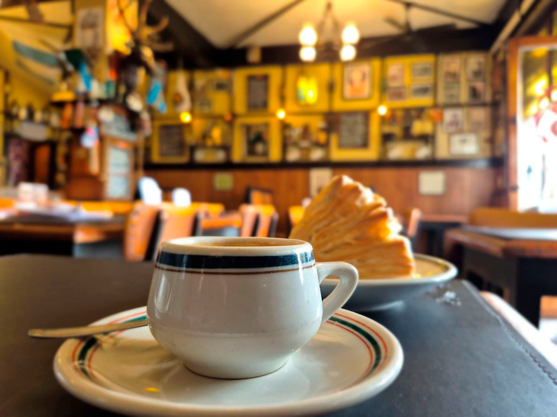 Los hermanos Homero y Virgilio Espósito, Julián Centeya, Aníbal Troilo, Homero Manzi y Osvaldo Pugliese se contaban entre los clientes asiduos de este café que hoy les rinde homenaje desde sus paredes