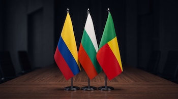 Las banderas de mesa de Colombia, Bulgaria y Benín.