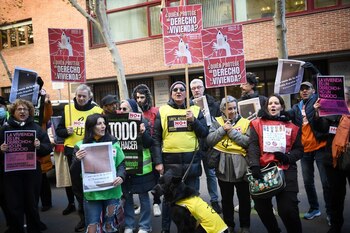 Varias personas durante una concentración para exigir más vivienda pública en alquiler, frente a la sede de la Agencia de la Vivienda Social (AVS) de la Comunidad de Madrid.