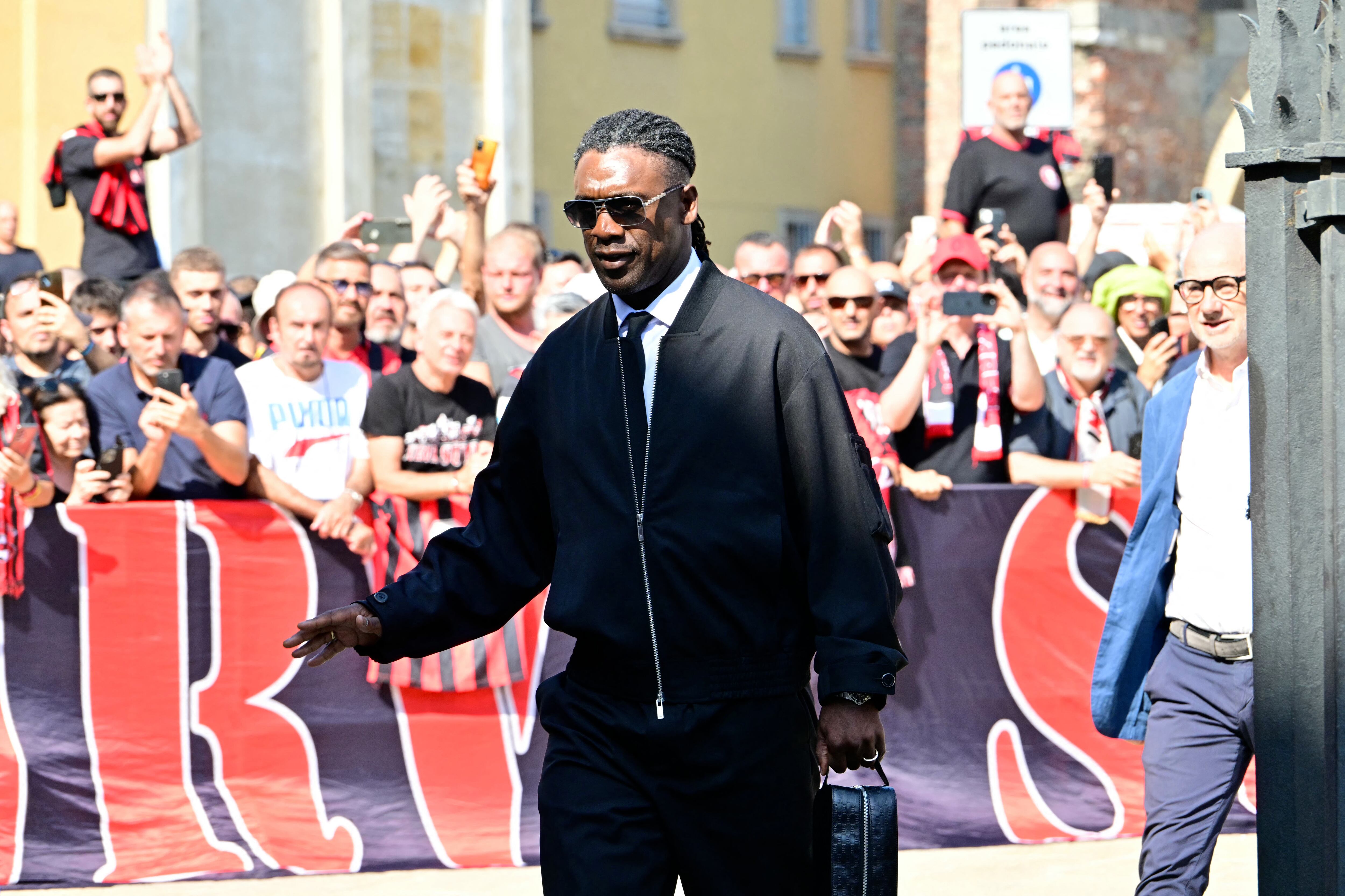 El exjugador del AC Milan, Clarence Seedorf, se hizo presente en el funeral del fallecido exfutbolista italiano Franco Baresi (AFP)