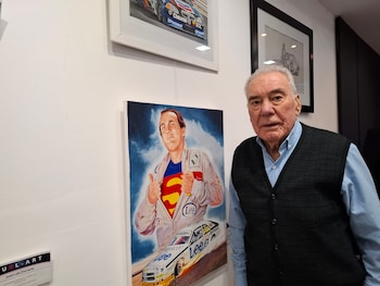 Caíto posa junto a las ilustraciones de Juan María Traverso hechas por Fuel-Art en la sede de la AAV