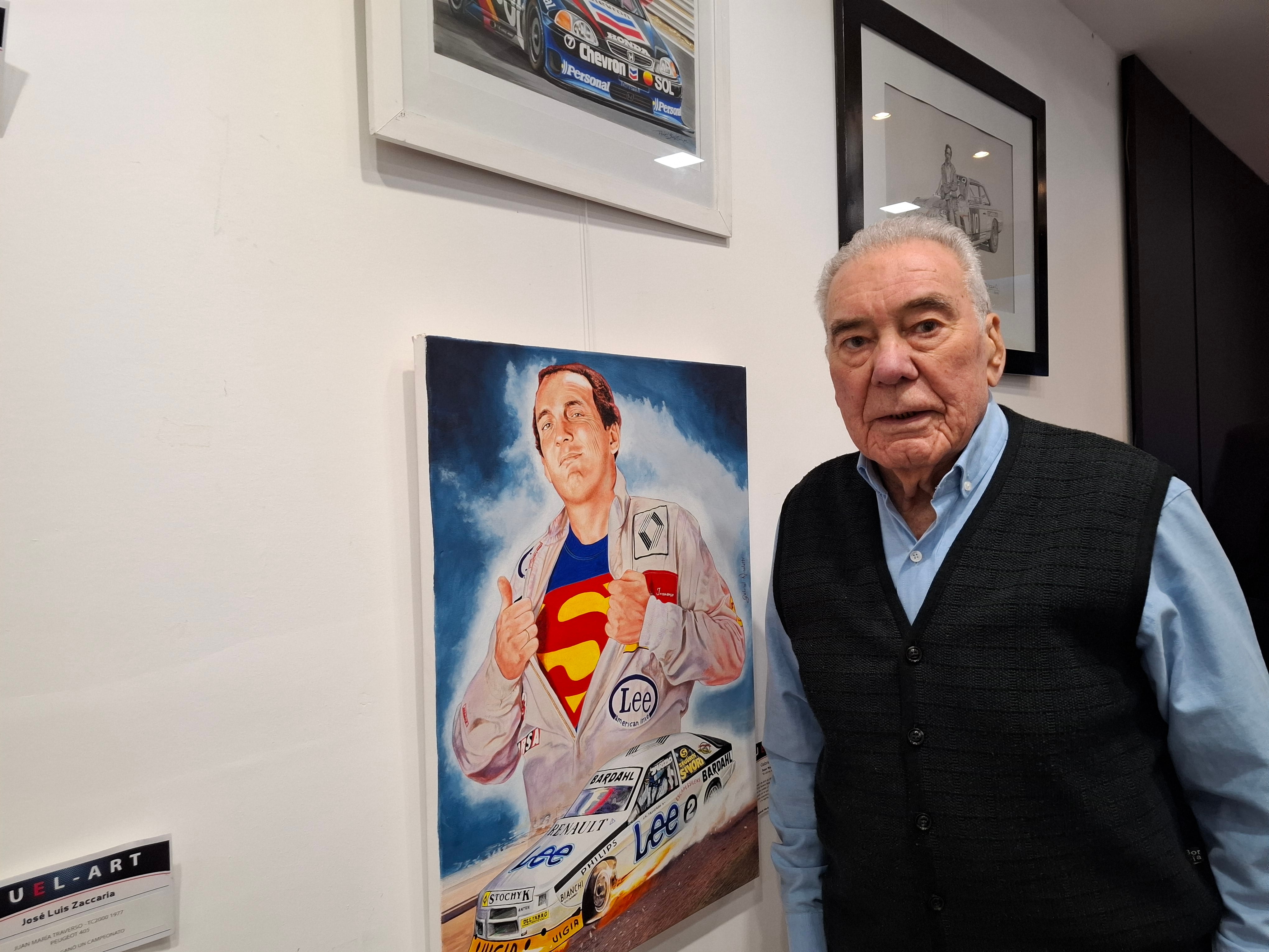 Caíto posa junto a las ilustraciones de Juan María Traverso hechas por Fuel-Art en la sede de la AAV