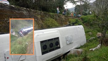 Un bus de servicios especiales cayó al vacío en Antioquia - crédito imágenes tomadas de redes sociales/X