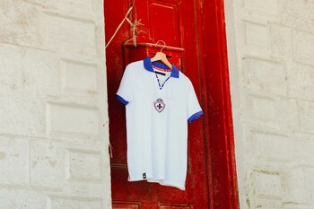 O uniforme é único por não trazer publicidade e repetir o modelo histórico.