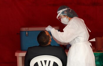 Personal médico realiza pruebas covid-19,