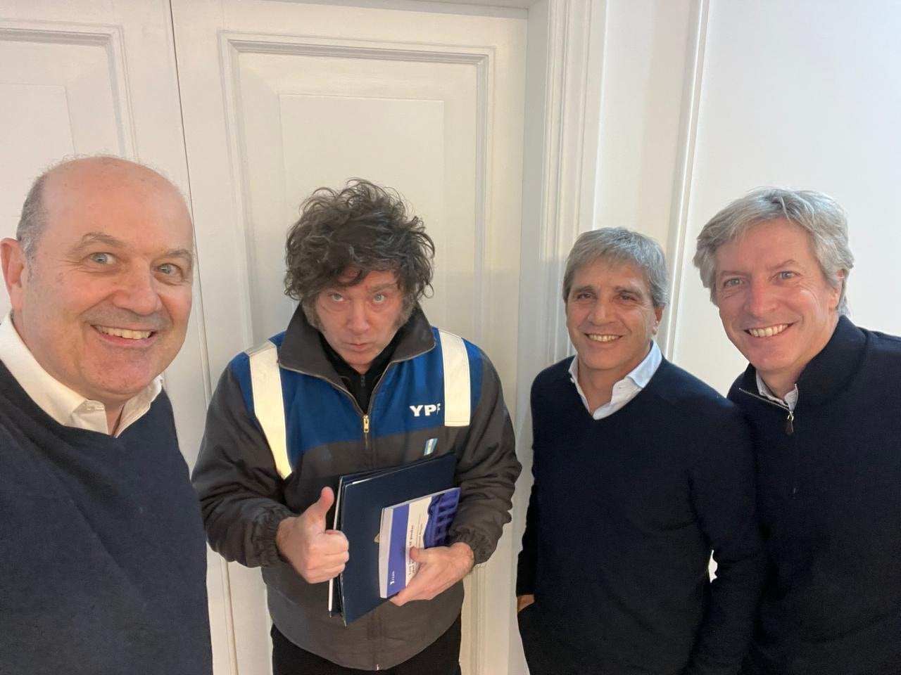 Milei junto al titular del BCRA, Santiago Bausili; el ministro de Economía, Luis Caputo; y el de Desregulación, Federico Sturzenegger, en la quinta de Olivos