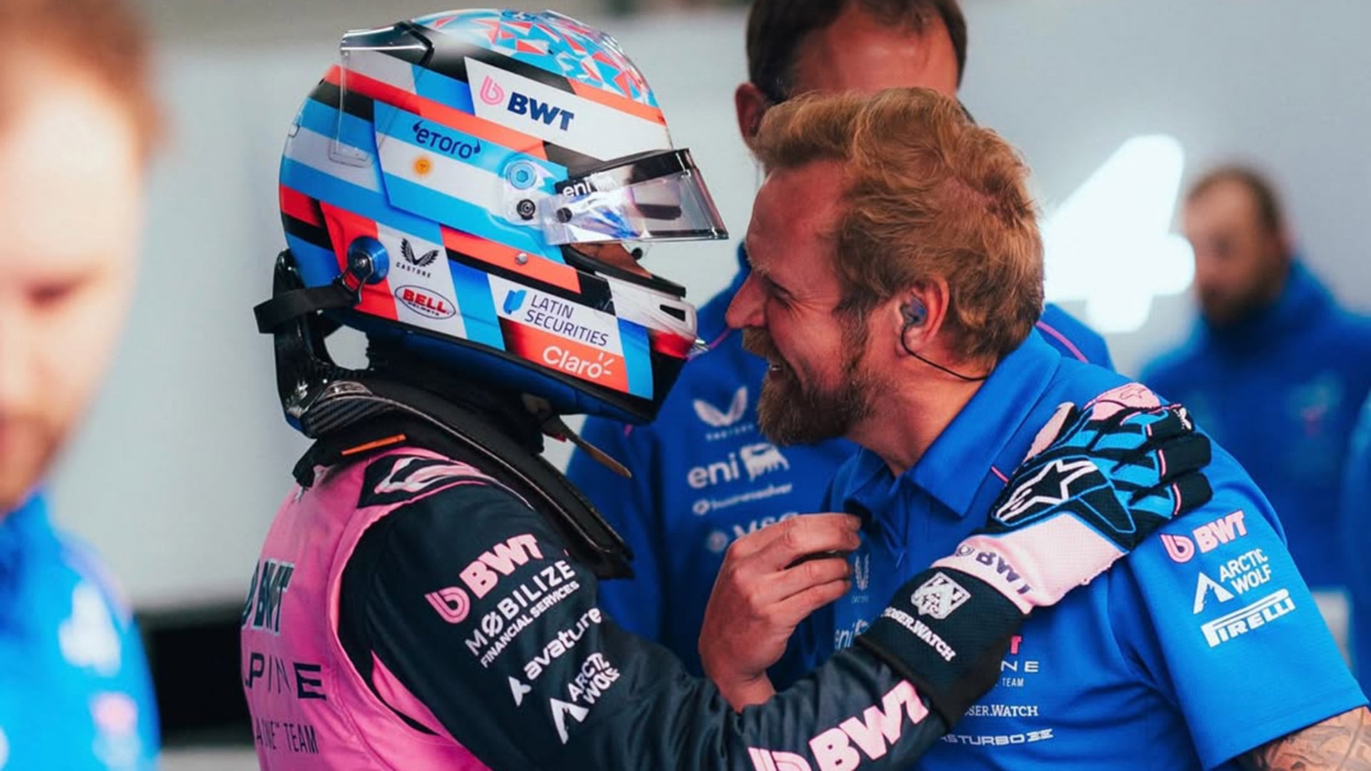 El argentino interactúa con su equipo en Inglaterra. El próximo GP será en Miami, a principios de mayo