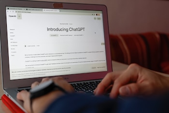 Una pantalla muestra ChatGPT, la aplicación de inteligencia artificial generativa creada por OpenAI que impulsó el uso masivo de asistentes virtuales (EFE/Ballesteros)