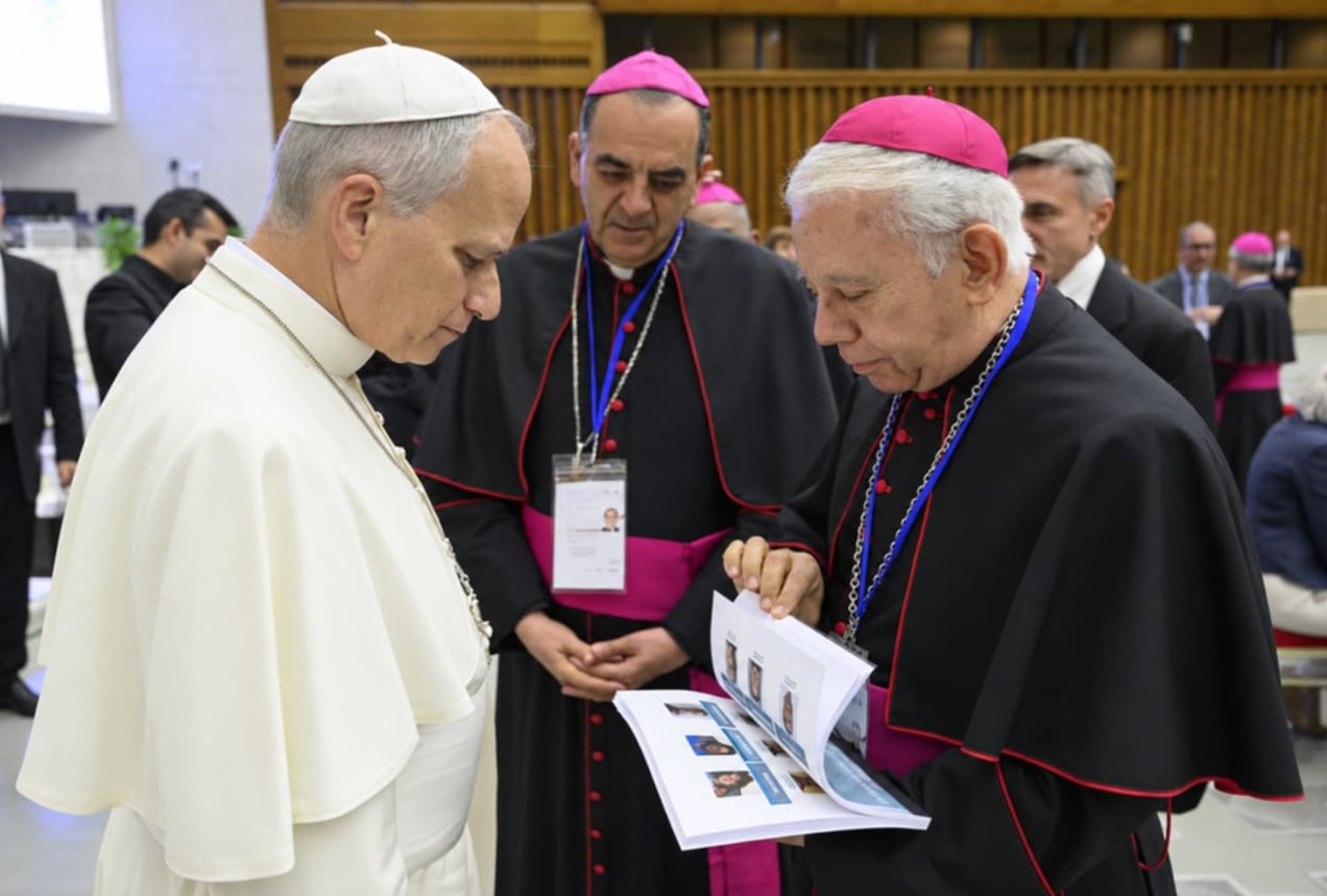 El papa León XIV recibió un libro que muestra la gravedad de la crisis de desapariciones en México.Crédito: X / @Jesuitas_Mexico
