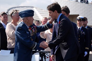 El Primer Ministro canadiense Justin Trudeau se reúne con Richard Rohmer, de 100 años, uno de los veteranos canadienses más condecorados (Jordan Pettitt/REUTERS)