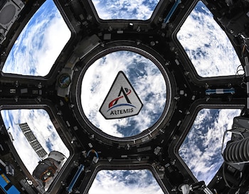 Cada integrante do Artemis II mantém a higiene com uma bolsa pessoal e usa um banheiro projetado para armazenar resíduos por vários dias (Jessica Meir/NASA via AP)