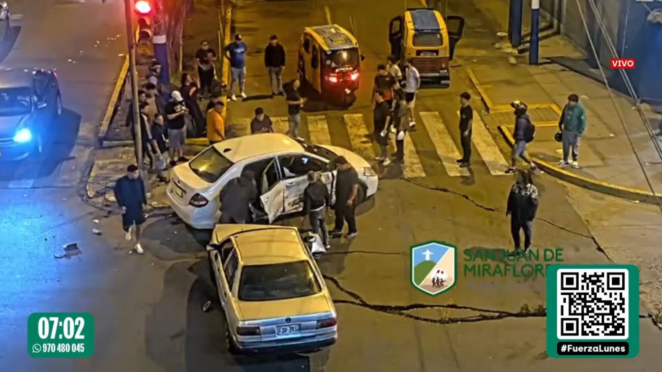 Un choque entre dos automóviles en una intersección de San Juan de Miraflores deja un saldo de un fallecido y dos heridos durante la noche.