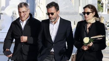 El padre de Sara Carbonero reaparece para despedir a su exmujer, Goyi Arévalo: regresa al pueblo del que tuvo que huir tras una escandalosa condena de estafa