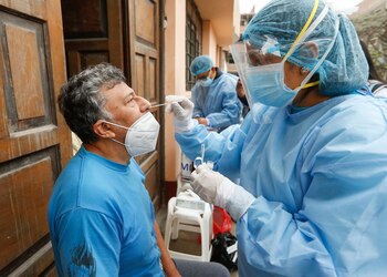 Un hombre se hace un