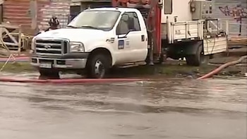 Se rompió un caño principal de agua, anegó las calles de Temperley y afecta al servicio en el conurbano sur