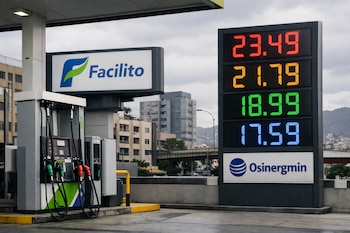 Estación de servicio con surtidores modernos, un letrero digital de precios (23.49, 21.79, 18.99, 17.59) y los logos de Facilito y Osinergmin.