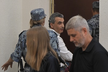 El opositor ruso Lev Shlosberg (cent) en el tribunal en Pskov, Rusia, el 17 de agosto del 2026. (AP foto)