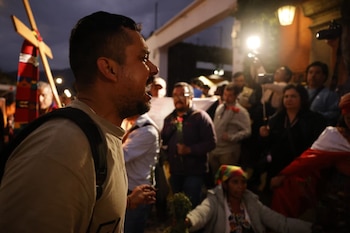 Ritual ancestral dirigido por abuelas del CPK frente al hotel Casa Santo Domingo, acompañadas por delegaciones de Honduras, México e Italia. (Cortesía: Diario de Centro América)