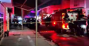 El incendio habría comenzado a las 3 de la madrugada y bomberos acudieron, sin embargo tras apagarlo localizaron sin vida a la mamá e hijo Foto: Especial
