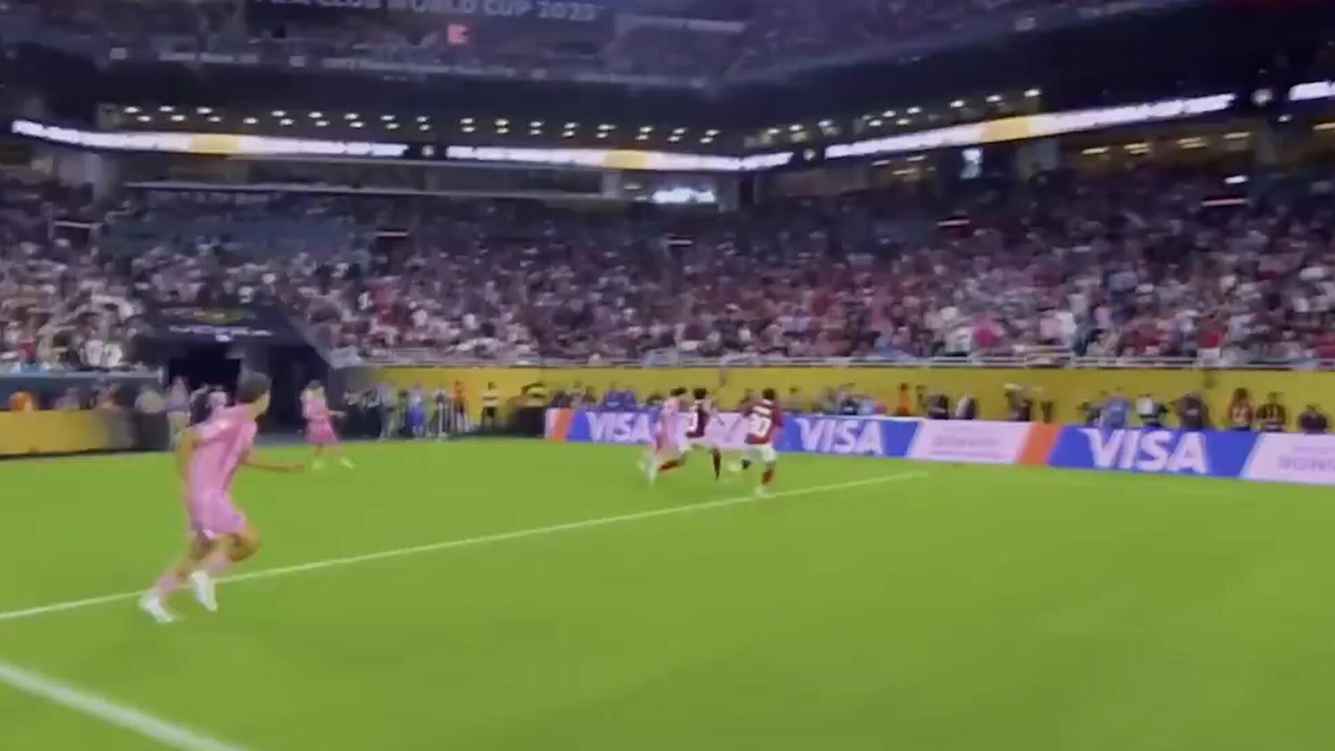 La visión del juez central permite estar más cerca a cada jugada. (Tomado de X/@DAZNFootball)