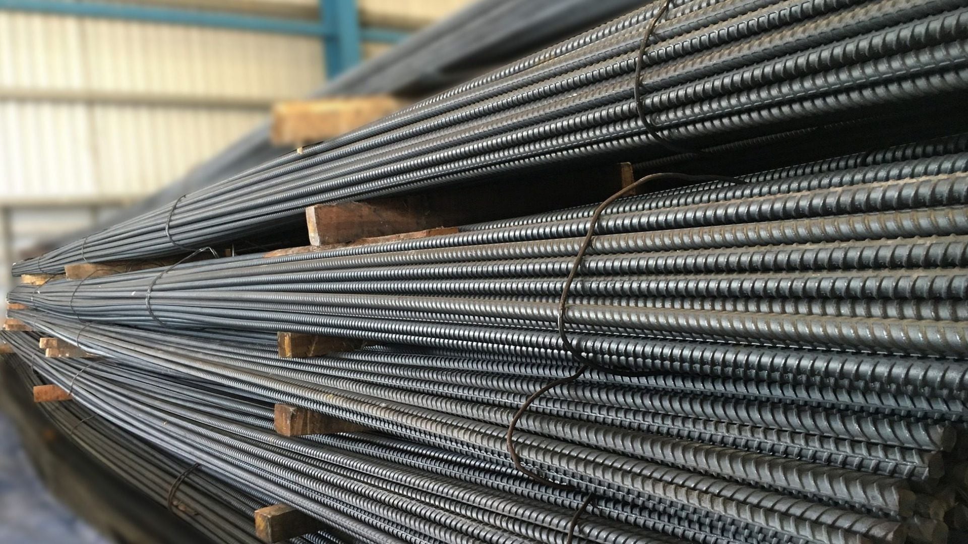 El rezago de la industria siderúrgica peruana se mantiene por la orientación exclusiva de las exportaciones de hierro hacia China y la dependencia de insumos importados.