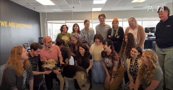 Sus cuidadores en PETA le