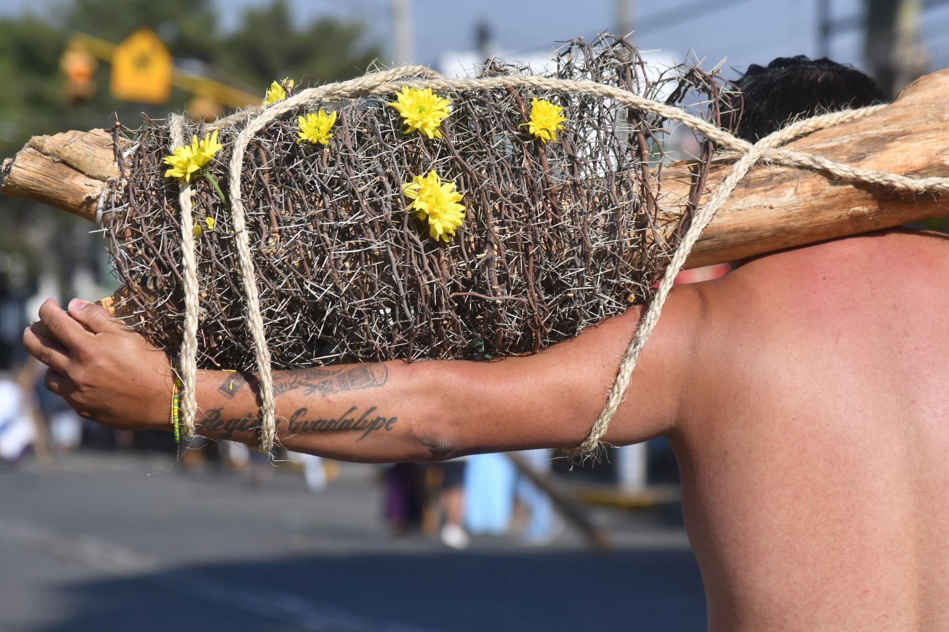 CIDADE DO MÉXICO, 03 DE ABRIL DE 2026.- Os nazarenos marcharam pelas ruas do gabinete do prefeito de Iztapalapa durante a Sexta-Feira Santa em celebração da 183ª Semana Santa. FOTO: MARIO JASSO/CUARTOSCURO.COM
