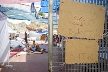 Migrantes alojados en un colegio, a 24 de agosto de 2026, en Ceuta (España)