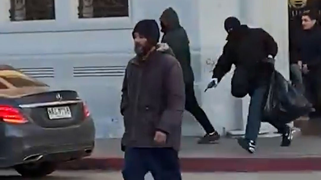 Delincuentes salen de robar un banco en Uruguay