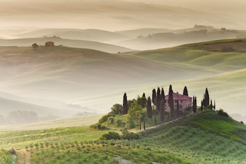 Aunque muchos viajeros que visitan Italia hacen el viaje por razones culturales (las ruinas de la antigua Roma, las rutas del vino y comer pizza en las plazas -entre algunas de las muy buenas razones para visitar-), el país también tiene recursos naturales que vale la pena avistar. Se considera que Monte San Giorgio posee los mejores fósiles marinos del período Triásico, y la UNESCO describe a los Dolomitas como “los paisajes montañosos más bellos del mundo, con paredes verticales, acantilados y una alta densidad de valles estrechos, profundos y largos”