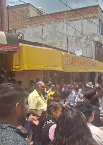 El religioso recorrió las calles sobre una camioneta mientras dirigía una oración y rociaba agua bendita a familias enteras.