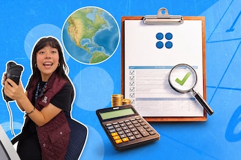Una mujer con un escáner de mano, un mapa circular de América, una calculadora, monedas doradas y una carpeta de portapapeles con un documento.
