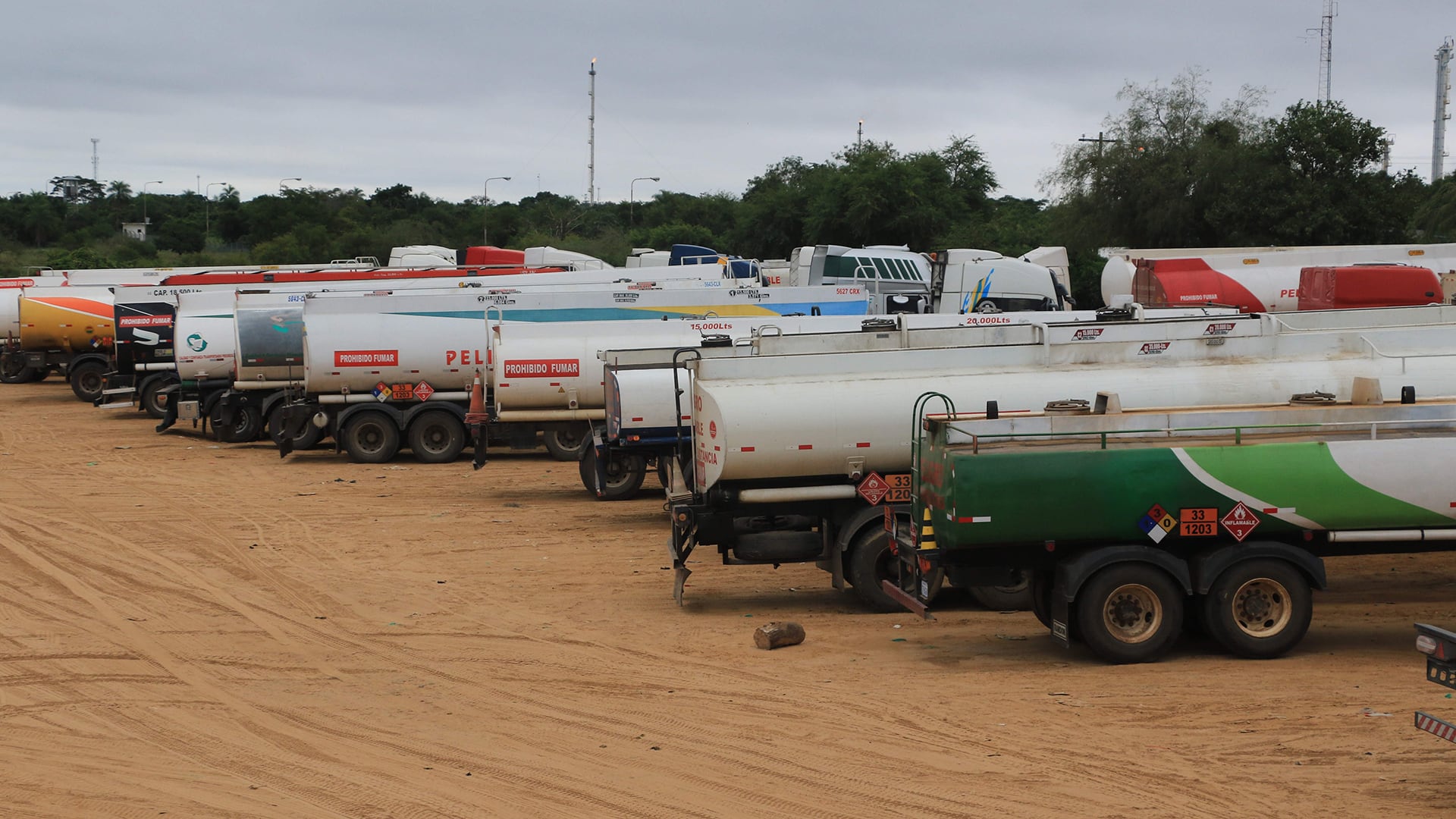 Fotografía de camiones de transporte de combustible estacionados durante una huelga, en Santa Cruz (EFE/Juan Carlos Torrejón/Archivo)