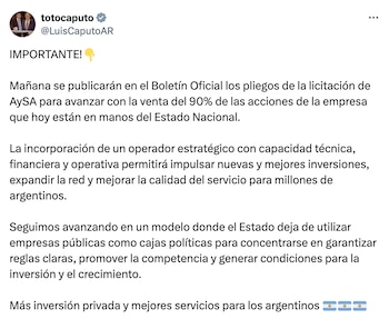 Captura de pantalla de un tweet del usuario @LuisCaputoAR, Luis Caputo, anunciando la venta del 90% de las acciones de AySA en texto en español