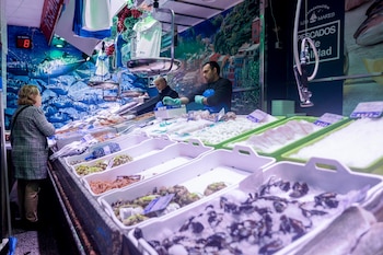 Una mujer realiza sus compras