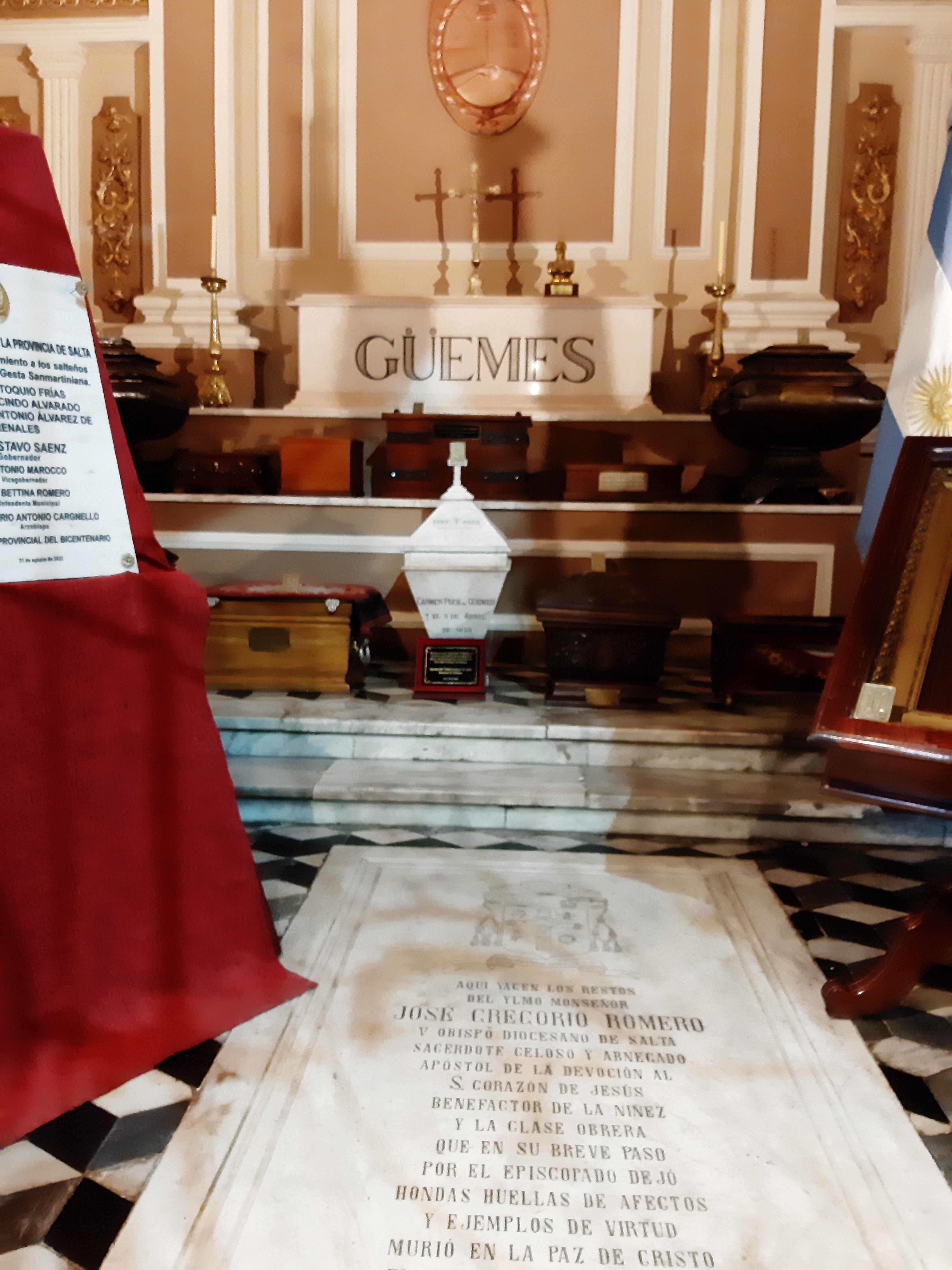 En el Panteón de las Glorias del Norte están los restos de Güemes, de su esposa Carmen Puch, y los de Juan Antonio Alvarez de Arenales, Rudecindo Alvado, Martín Silva de Gurruchaga, José Antonio Fernández Cornejo y Facundo de Zuviría. También las urnas con restos del soldado desconocido de las batallas de Salta, Florida, Suipacha y Sipe-Sipe. Fotografía del autor