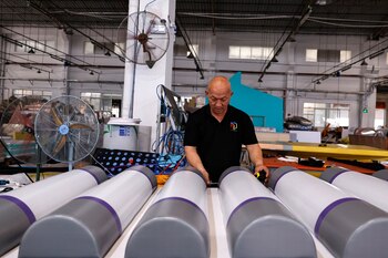 Un trabajador en la línea