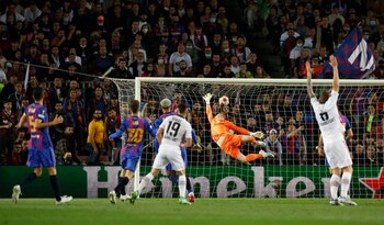 Fútbol - Europa League - Cuartos de final - Partido de vuelta - FC Barcelona - Eintracht Frankfurt - Camp Nou, Barcelona, España - 14 de abril de 2022. Rafael Santos Borré, del Eintracht Frankfurt, marca el segundo gol. REUTERS/Albert Gea