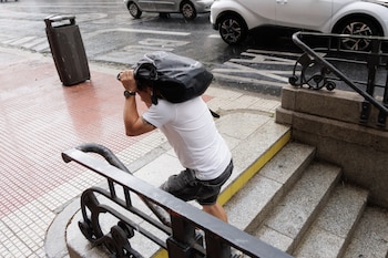 Un hombre se protege de la lluvia con una mochila, a 25 de junio de 2026, en Madrid (España). (Carlos Luján/Europa Press)