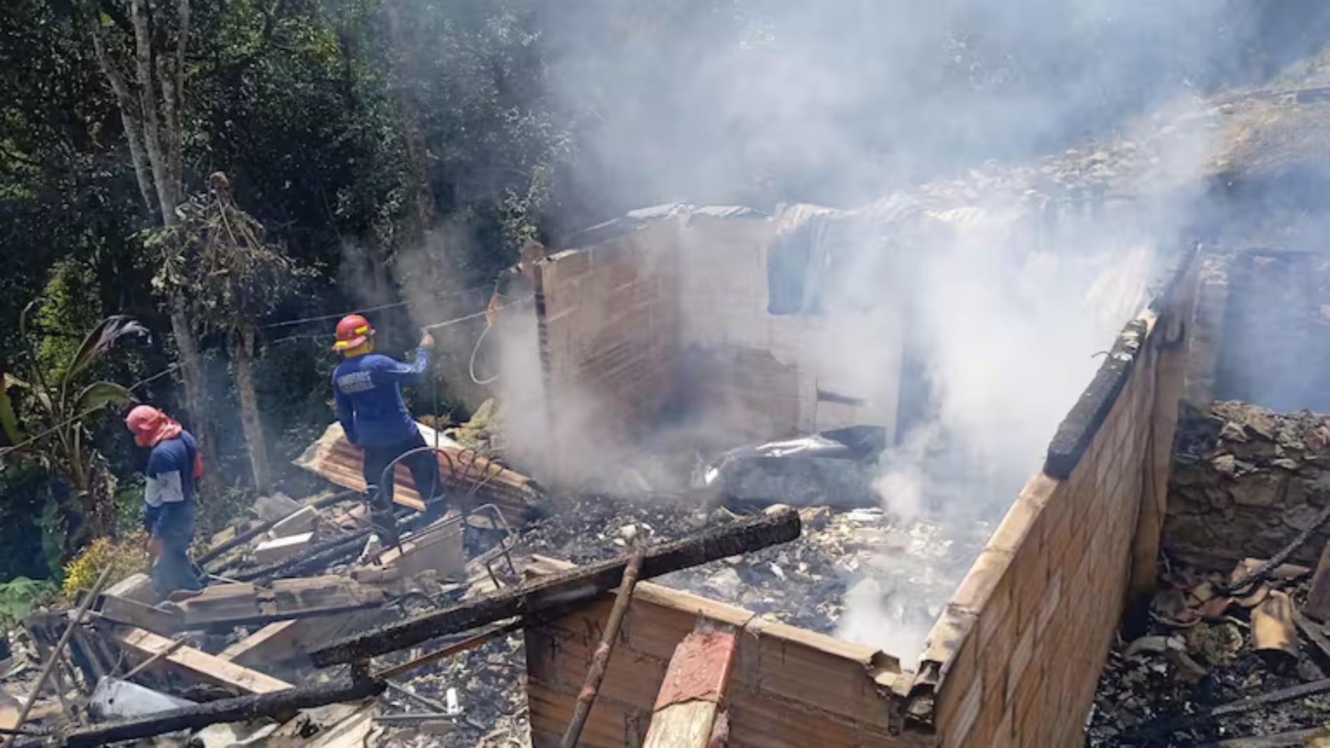 Así quedó la vivienda consumida por las llamas, en Montebello, Antioquia - crédito Bomberos Antioquia