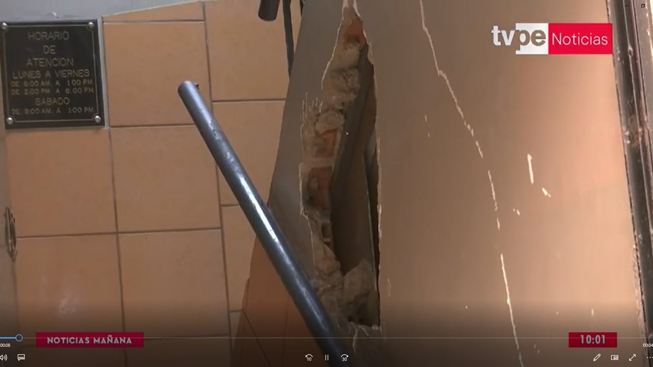 Un boquete en la pared de una notaría en San Martín de Porres evidencia el ingreso de delincuentes que sustrajeron 60.000 soles y paralizaron las atenciones. (Doble robo en San Martín de Porres deja S/ 60.000 robados y paraliza servicios notariales)