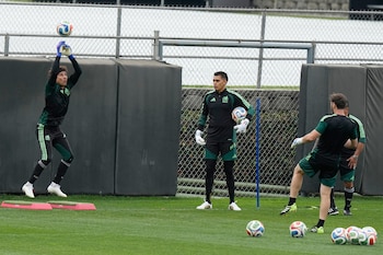 El portero de México Guillermo Ochoa enrena en la Ciudad de México el 10 de junio del 2026. (AP Foto/Fernando Llano)