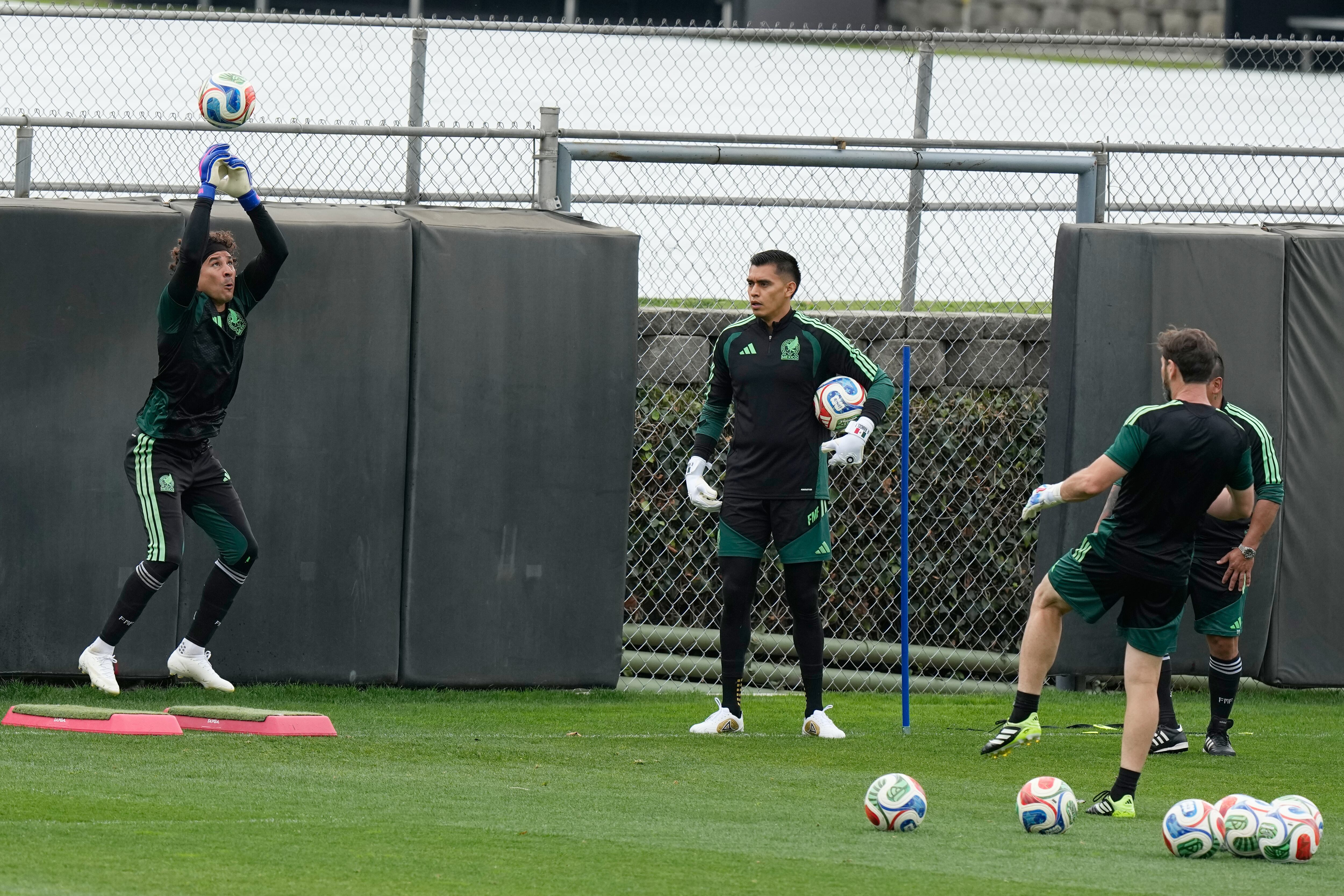 El portero de México Guillermo Ochoa enrena en la Ciudad de México el 10 de junio del 2026. (AP Foto/Fernando Llano)