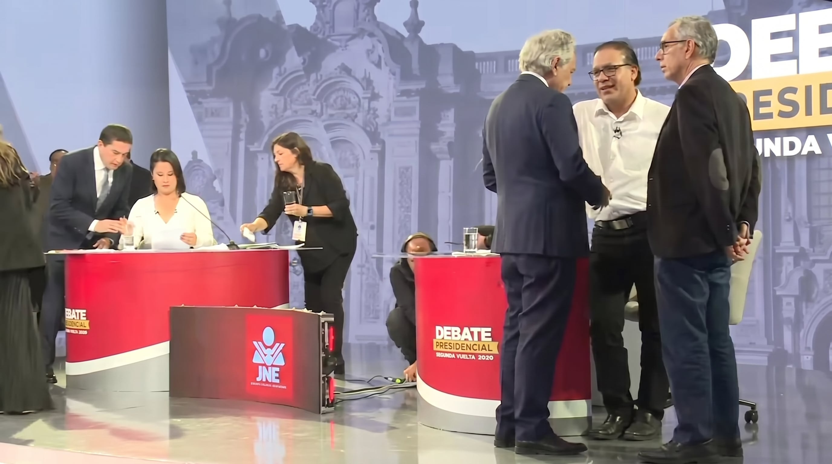 Los candidatos Keiko Fujimoriy Roberto Sánchez interactúan con sus asesores en el escenario del Debate Presidencial organizado por el Jurado Nacional de Elecciones. (JNE)