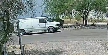 Esposa de Farías identifica camioneta que presuntamente la seguía.