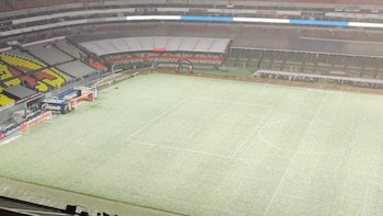 Granizo cubre césped del Estadio